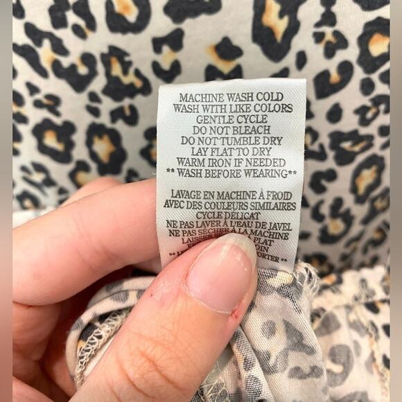 WHITE CROW Buckle Leopard Print Pocket Tee Neutral Cheetah Graphic T-Shirt | XS - Picture 8 of 8